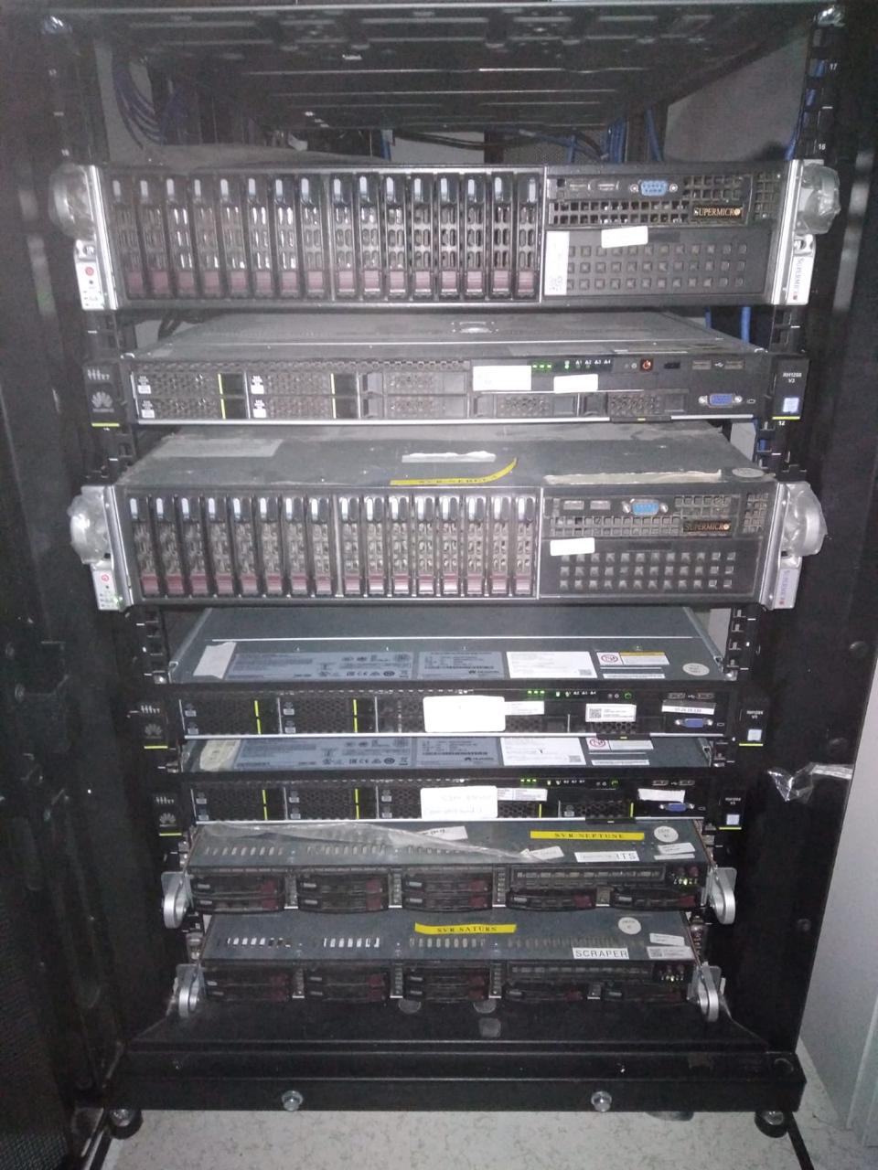 Rak server bekas kantor